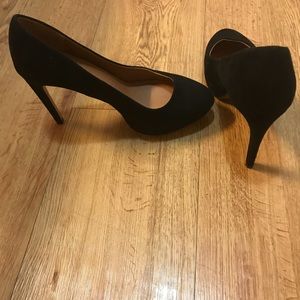 Simple sexy black pumps